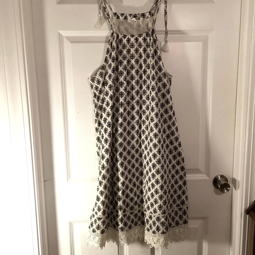 Old navy black and white palm like print dress from